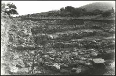 Βασιλική Ιεράπετρας. Βόρειος Οικία Θ, από Β. Διακρίνεται αριστερά η συνέχεια του στρώματος καταστροφής προς Α υπό τον σωρόν των μπάζων Seager.