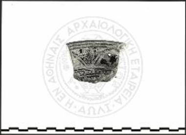 Νότια απόληξη αγωγού, υδατόλακκος: όστρακο με γραπτή διακόσμηση αρχαϊκών χρόνων.