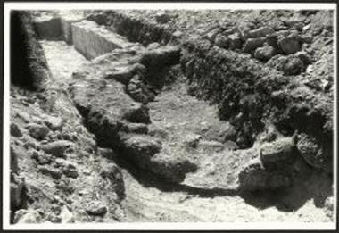 Τοίχος εντός της δοκιμαστικής βορειοδυτικής τομής (από Ν).