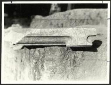 Σικυώνα. Τεμάχιον μαρμαρίνης πλακός αγ. Τραπέζης.