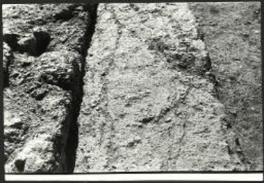 Τμήμα του θεμελίου της οικίας VI και της αρχαίας οδού (από Δ).