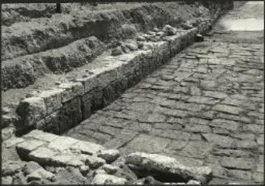 Ο βόρειος και ο δυτικός αναλημματικός τοίχος εις την δυτικήν αφετηρίαν του Διόλκου.