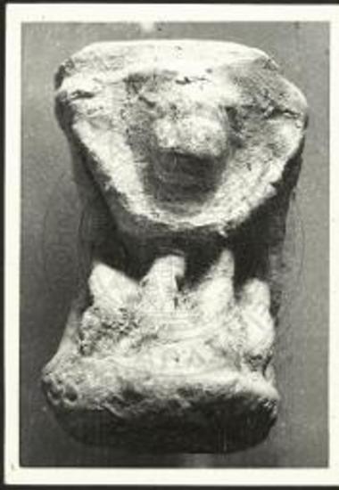 Νεκυομαντείο Αχέροντος. Ομοίωμα Κερβέρου, παράστασις ανάγλυφος επί ποδός τριποδικού σκεύους.