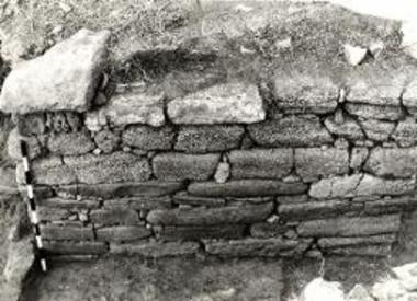 Η αριστερή πλευρά του στομίου του θολωτού τάφου. Διαφαίνεται μόλις ο κατώτερος δόμος.