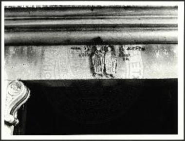 Τμήμα του υπερθύρου της εισόδου του εν Παροικιά ναού των Αγ. Αναργύρων φέρον αναγλύφους τας εικόνας των Αγίων Κοσμά και Δαμιανού.