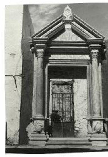 Το αναστηλωθέν εις πλάγιον τοίχον θύρωμα του 1678, όπερ άλλοτε ευρίσκετο εις τον Ναόν της Καταπολιανής προ της μέσης θύρας εισόδου.
