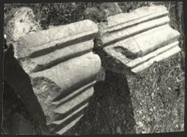 Τεμάχια του μετά γλυφών παραθύρου της βασιλείου πύλης.