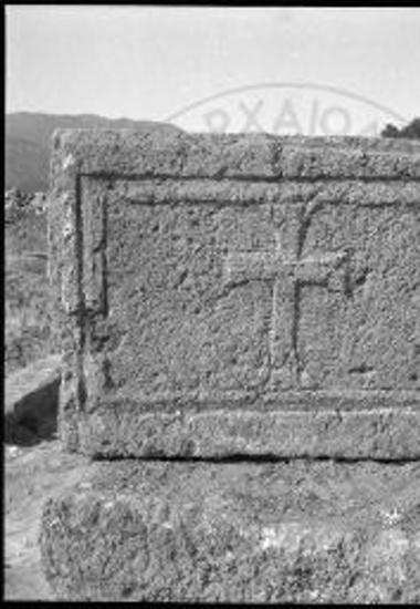 Πώρινον θωράκιον μετ' αναγλύπτου σταυρού.