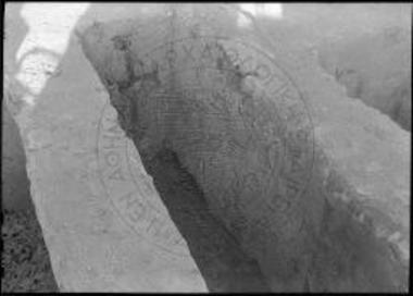 Άποψις τάφου με γραπτήν διασκόσμησην.