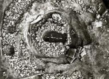 Το πεταλόσχημο τμήμα του τύμβου Παπουλίων άνωθεν.