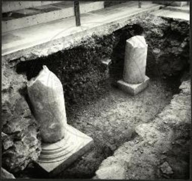 Άποψις των δύο κολοβών κιόνων (ΝΑ και ΝΔ) του υπό τον τρούλλον του ναού χώρου.