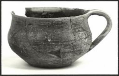 Μονόχρωμο κύπελλο ΥΓ χρόνων.