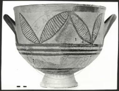 Κρατήρ εκ του ΥΜ ΙΙΙ στρώματος του οικισμού των Αχαρνών.