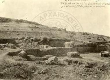 Ανασκαφαί οικημάτων μεταξύ της Στοάς και του Θεάτρου της κάτω πόλεως.