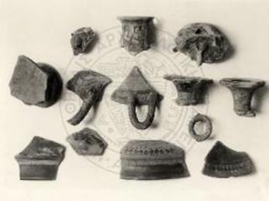 Αγγεία από τις ανασκαφές στο ναό του Επκουρίου Απόλλωνος, τεμάχια λακωνικών αγγείων, τεμάχια ανθρωπόμορφων αγγείων.