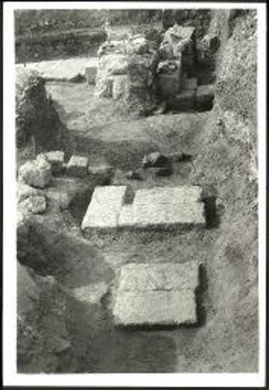 Ακρόπολη. Τομή ακατέργαστου σφονδύλου. Βάσεις δυτικού προπύλου (από Β).