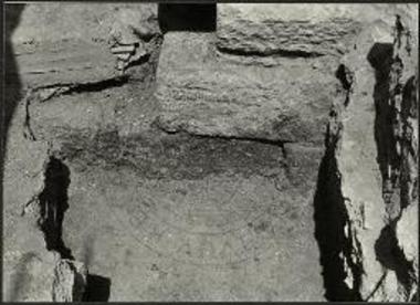 Οι δύο δόμοι θεμελίωσης του τοίχου 19β και η λιθόπλινθος κάτω από το τσιμέντο.