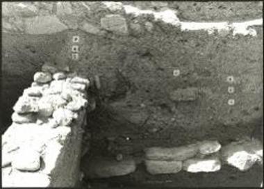 Στρώμα και στρώσεις πλίνθου πάνω και δίπλα (εξωτ.) στον Τ53. Οι εκτεινόμενες πάνω από δύο μέτρα προς τα βόρεια κανονικές στρώσεις ανήκουν στην περιφέρεια του τύμβου των ύστερων γεωμετρικών χρόνων.