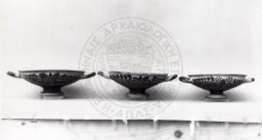 Ανθεμωτές κύλικες του Ε/2 (αρ. 9052, 8882, 9056).