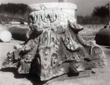 Φθιώτιδες Θήβαι. Βασιλική Α. Συγκολληθέν κιονόκρανον.