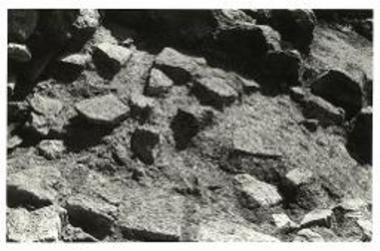 Λεπτομέρεια του μισοδιαλυμένου νεοανακτορικού πλακοστρώτου (από Δ).