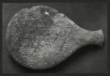 Το μαρμάρινο τηγανόσχημο σκεύος του τάφου XXVII.