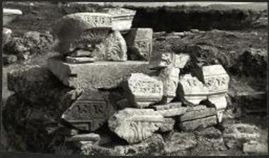 Βασιλική Β. Τεμάχια κορνιζομάτων και θωρακίων με γλυπτήν διακόσμησιν.