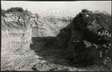 Μεγάλη δοκιμαστική τάφρος επί της κορυφής του τύμβου.