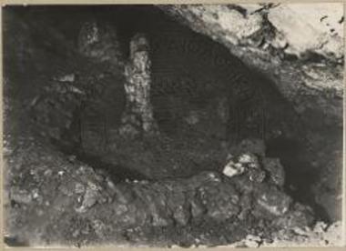 Ο ιερός σταλαγμίτης μετά του περιβάλλοντος τούτον τοίχου.