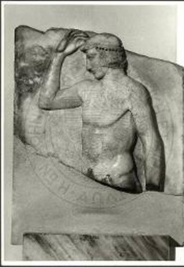 Η στήλη του αυτοστεφανούμενου νέου από το Σούνιο.