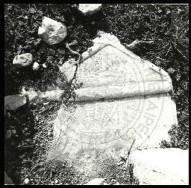 Επιτυμβία στήλη, ουδός της κυρίας εισόδου του ναού.