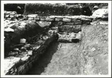 Δωδώνη. Πρυτανείο, πτέρυγα Ο2: ο ενδιάμεσος τοίχος των δωματίων α' και β' από ανατολικά.