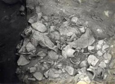 Λάκκος αποθέσεως νεκρικών προσφορών.