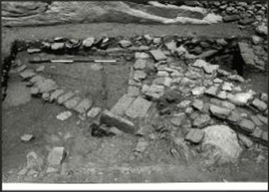 Πάρος, Κουκουναριές. Ανάλημμα ιερού Αθηνάς. Ερείπια της τάφρου Κ13, αρ. 1,από Ν.