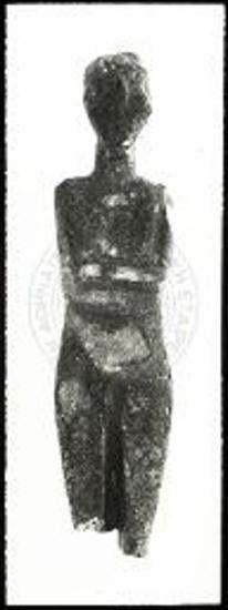 Περιοχή πεσσού 17, ταφοειδής κατασκευή. Ειδώλια γυναικείας μορφής «κανονικού» τύπου, αριθ. κατ. 6816.