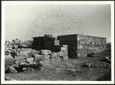 Δυτ. πρόσοψις του μεγάρου εκ Β. Κάτω αριστερά ορατόν και το «ελαιοπιεστήριον». Δεξιά η ανακτισθείσα αποθήκη των πεσσών.