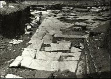 Φίλιπποι. Το σημείον συμβολής των οδών Εμπορικής και Νοτιοδυτικής, μετά της σχηματιζομένης κατά τον κόμβον πλατείας.