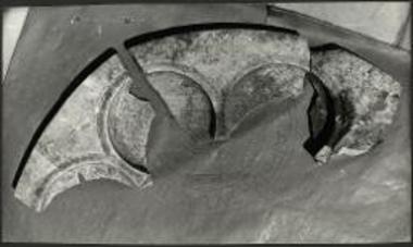 Φίλιπποι. Τμήματα μαρμαρίνης τραπέζης αγαπών μετά γεγλυμμένων ημικυκλικών πινακίων.