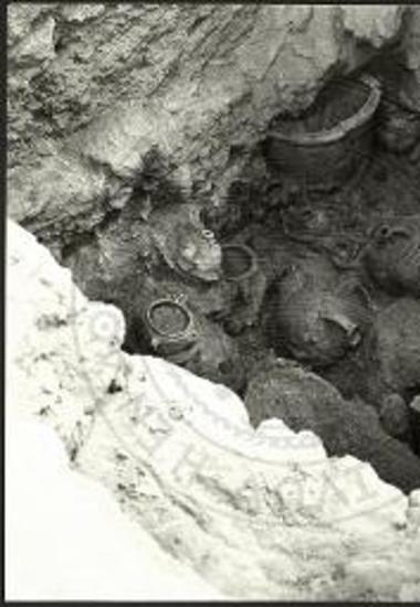 Δυτική Οικία, Δωμάτιο 6. Δύο διαδοχικές φάσεις της ανασκαφής στο ανατολικό τμήμα του (βλ. και πίν. 148α).