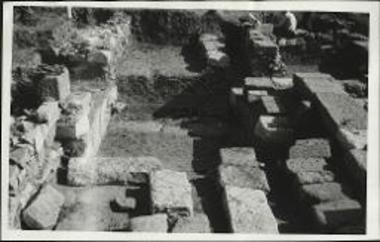 Άβδηρα. Δυτική πύλη. Αγωγός αποχετεύσεως και κάτωθεν αυτού, εις το βάθος, κατάστρωμα αρχαίας οδού.