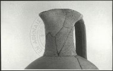 Τριφυλλόστομη ογκώδης οινοχόη ΑΚ 16 (ΜΝ 480). Λεπτομέρεια.