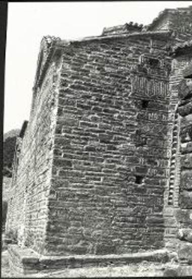 Βουλγαρέλι Άρτας. Η ΝΑ. γωνία της Κόκκινης Εκκλησίας (Παναγίας Βελλάς) μετά τας εργασίας αναστηλώσεως αυτής.