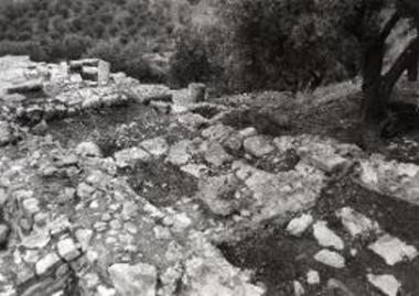 Τα λείψανα ελληνιστικών κατασκευών κάτω από το ΒΔ τμήμα της ρωμαϊκής σκανάς από τα ΝΑ πριν από τον καθαρισμό.