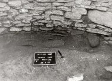 Η αδιατάρακτη ταφή Ν (στο θολωτό τάφο).