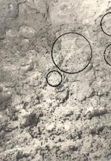 Περατή. Το νεκροταφείον. Τάφος 157, ίχνη σκαφικού εργαλείου εις το Δ. τοίχωμα.