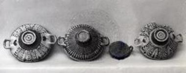 Τρείς ανθεμωτές κύλικες του Ε/5 (αρ. 10690, 10688, 10689).