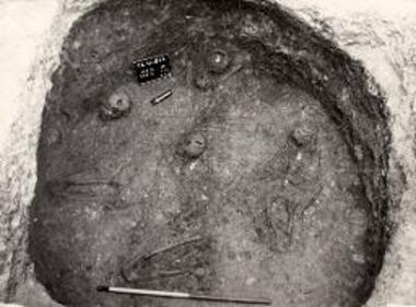 Τάφος VIII. Ταφές και κτερίσματα ανώτερου ταφικού στρώματος κατά χώραν.