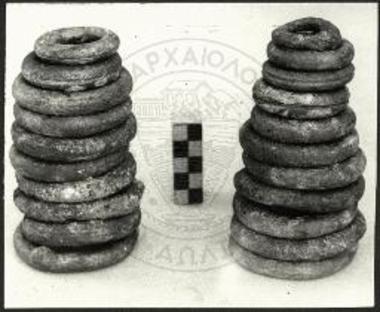 Νεκυομαντείον Αχέροντος. Χαλκοί κρίκοι, ίσως σταθμά.