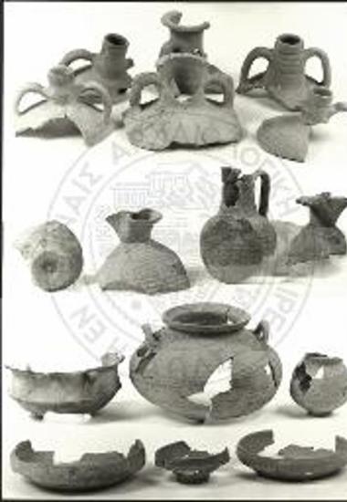 ΥΡ υπόγειος θάλαμος. Δείγματα αμφορέων. Οινοχόες. Χύτρα, λέβης, κύπελλο, πινάκια.