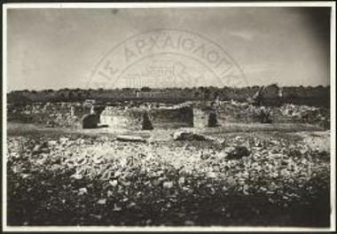 Βασιλική Β (Αλκίσωνος), το ανατολικό τμήμα του ναού με την αψίδα του ιερού και τις αντιρήδες, στο βάθος το δυτικό σκέλος του παλαιοχριστιανικού τείχους.